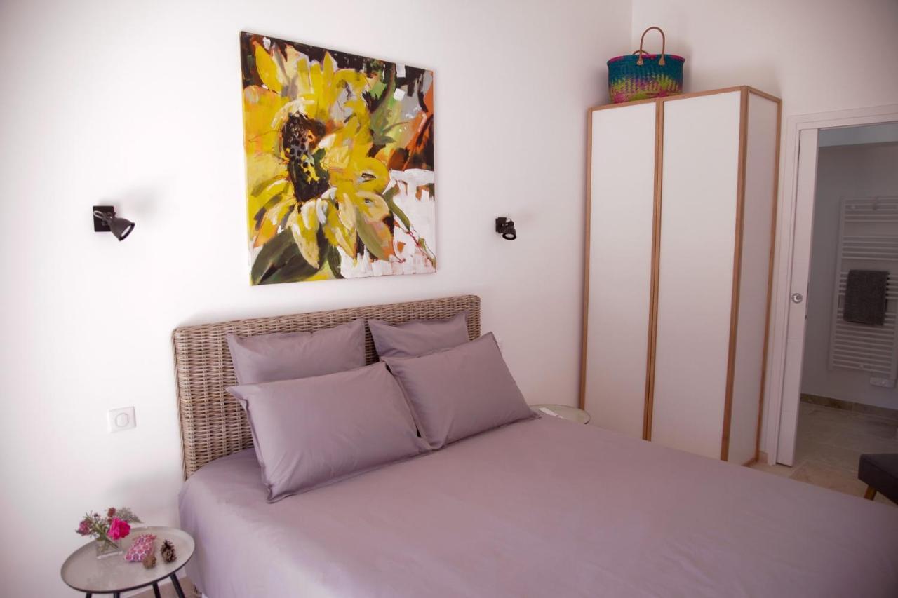 La Figue Noire Bed & Breakfast Caromb ภายนอก รูปภาพ